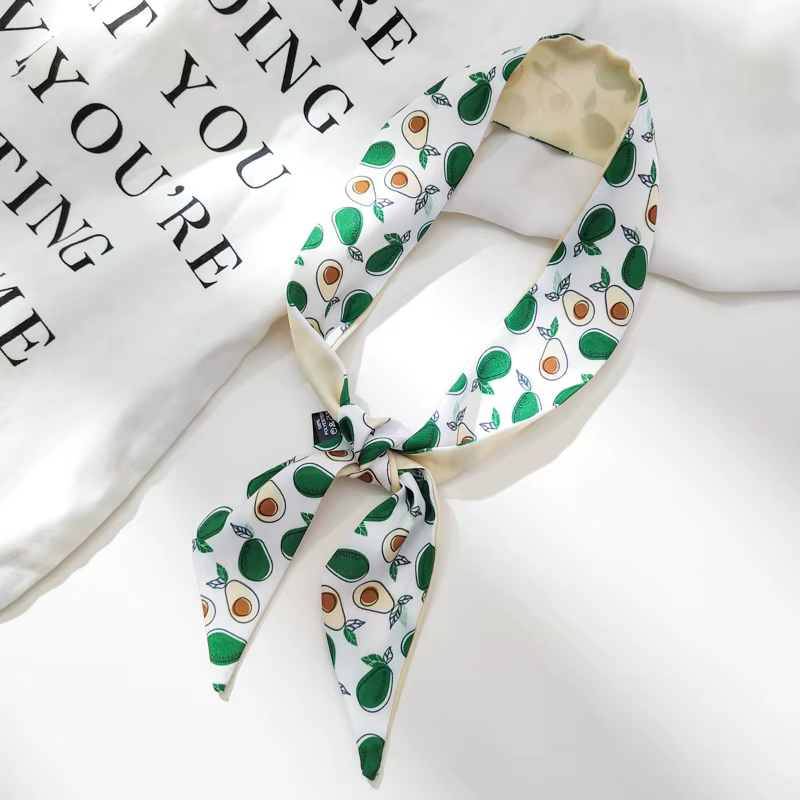 Petit foulard à fleurs et fruits créatifs