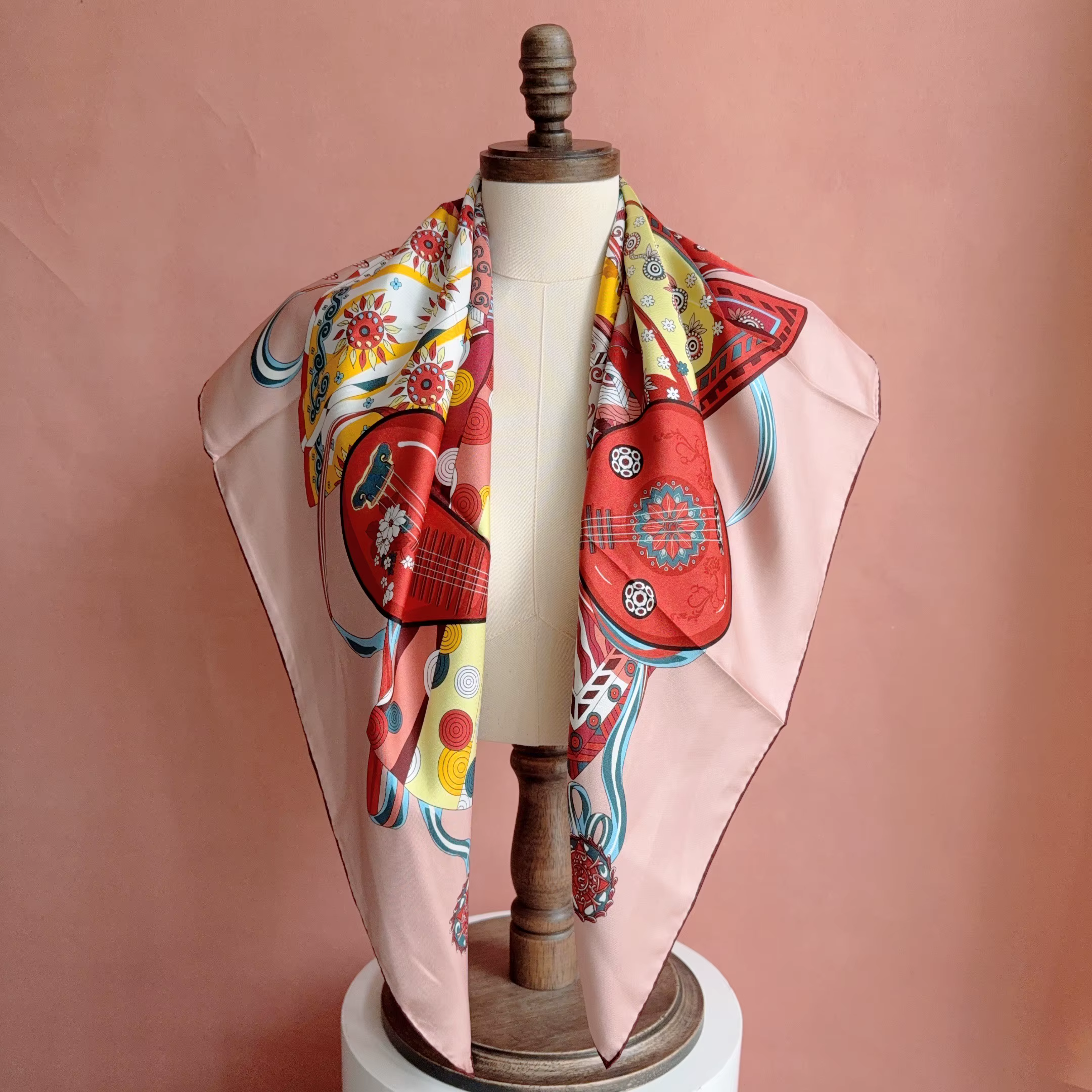 Écharpe carrée double face 90x90 cm en soie 100% avec motif rétro d'instruments