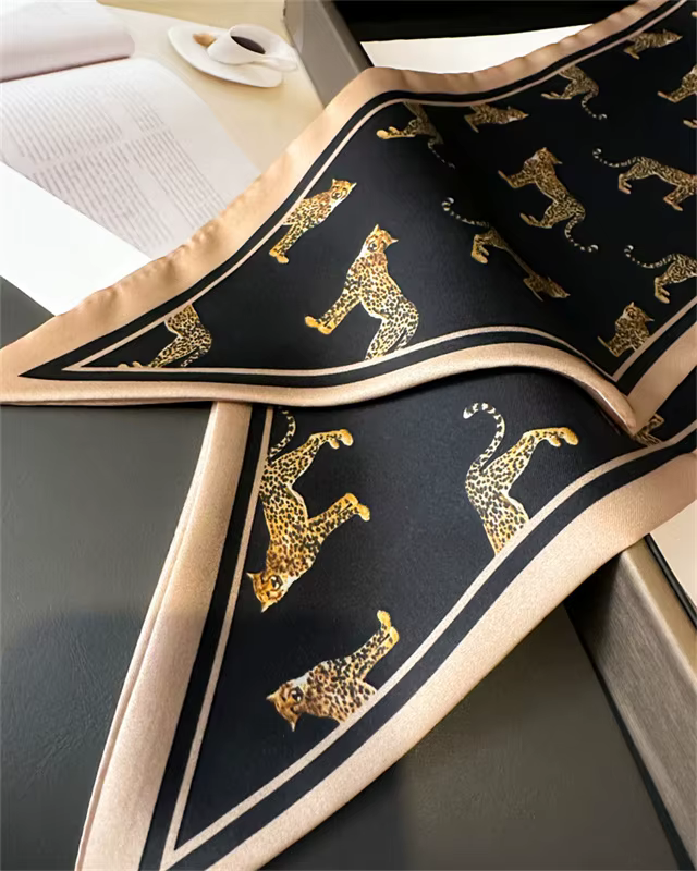 Foulard De Cou En Soie Imprime Cheval Pour Femme