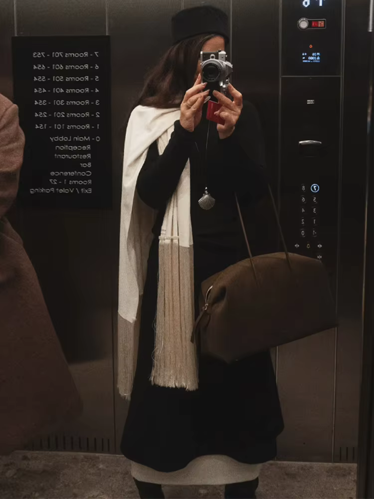 Écharpe en satin à franges et pompons pour femme