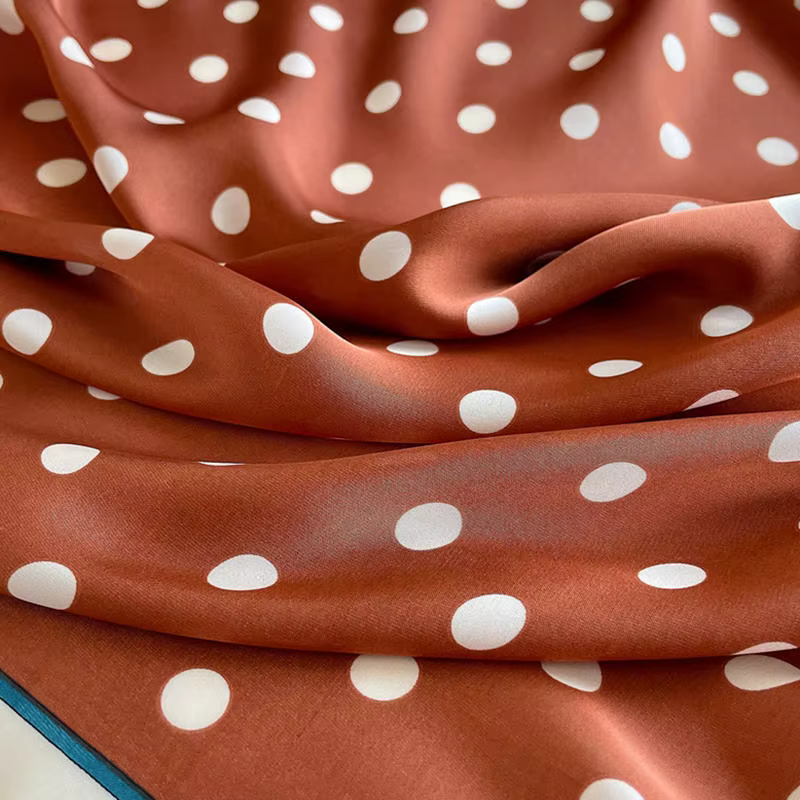 Foulard carré pour femme à pois