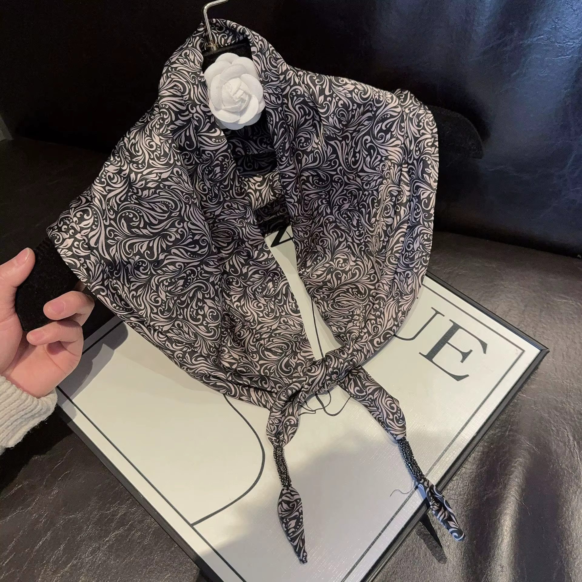 Foulard triangulaire en soie imprimé léopard pour femme