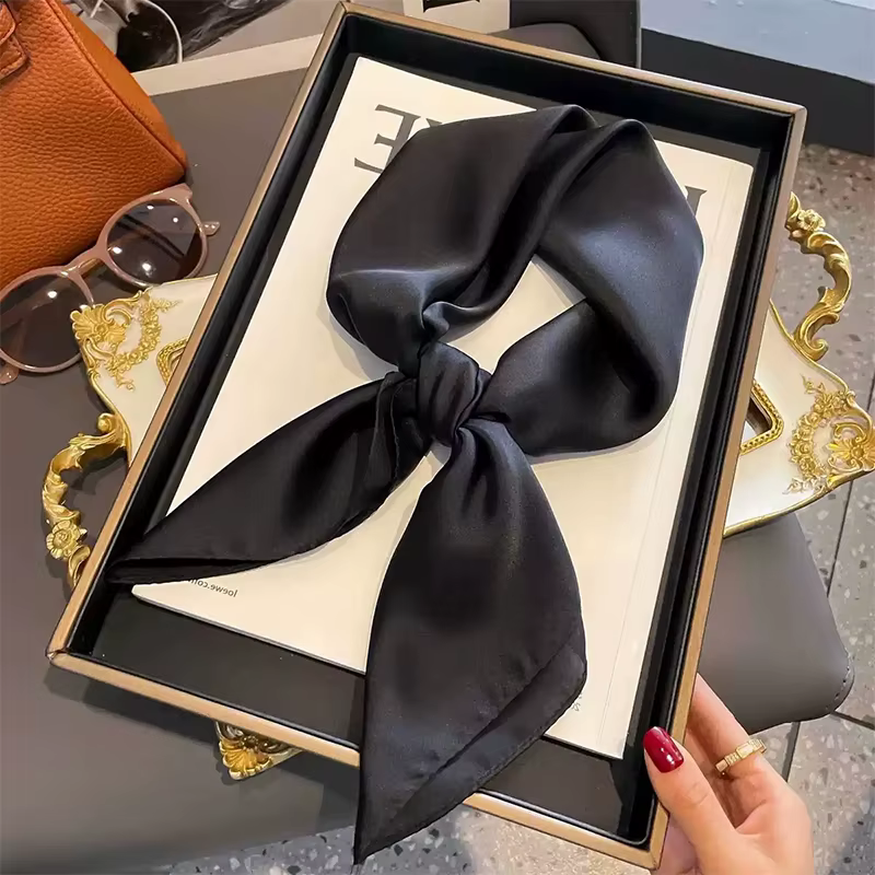 ◮ Écharpe en soie noire et blanche pour femme