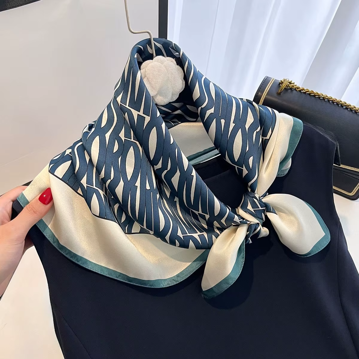 Grand foulard carré de 27 pouces pour femme