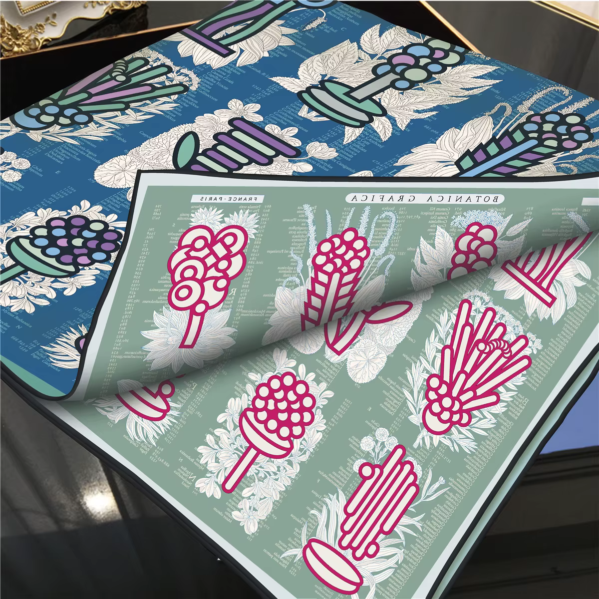 Foulard Double Face en sergé de soie avec rouleau à la main