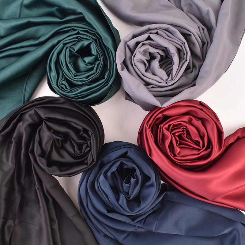 Foulard carré en satin mat pour femme