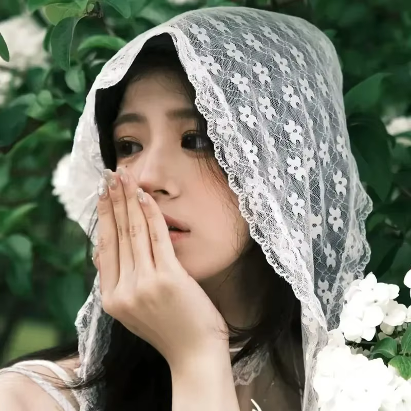 Écharpe triangulaire en dentelle brodée pour femme