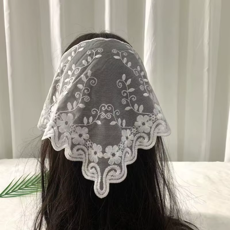 Foulard triangulaire en dentelle