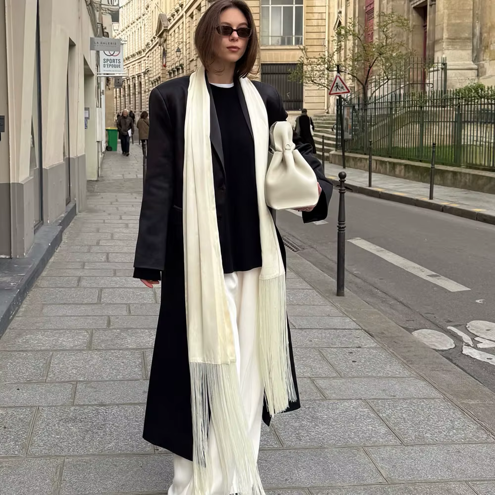 Écharpe longue chic en satin pour femme