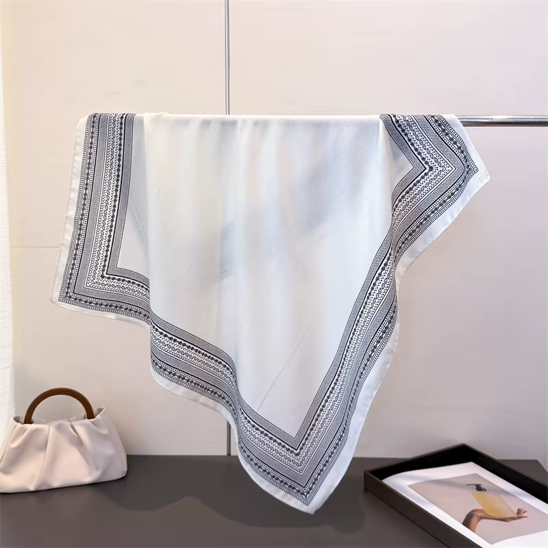 Foulard carré de luxe de couleur unie pour femmes