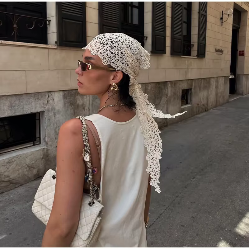 Écharpe triangulaire vintage en dentelle crochetée