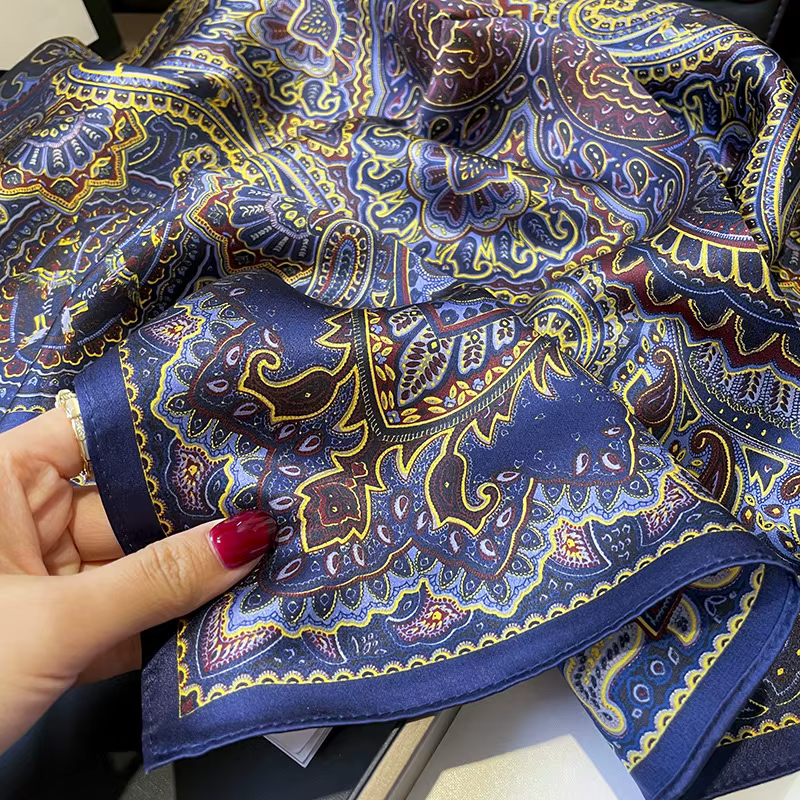 Nouveau Foulard Carré en Soie Bleu à Motifs Floraux 68cm
