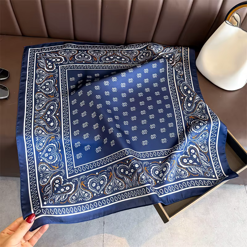 Foulard carré classique en soie bleue pour femme