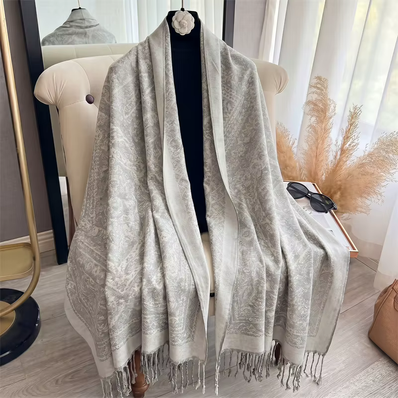 Écharpe Jacquard Gris Clair à Motif Paisley pour Femme, Châle Doux à Pompons, Élégante pour l'Automne et l'Hiver, Idéale pour le Bureau, les Trajets Quotidien, les Voyages, ou comme Cadeau