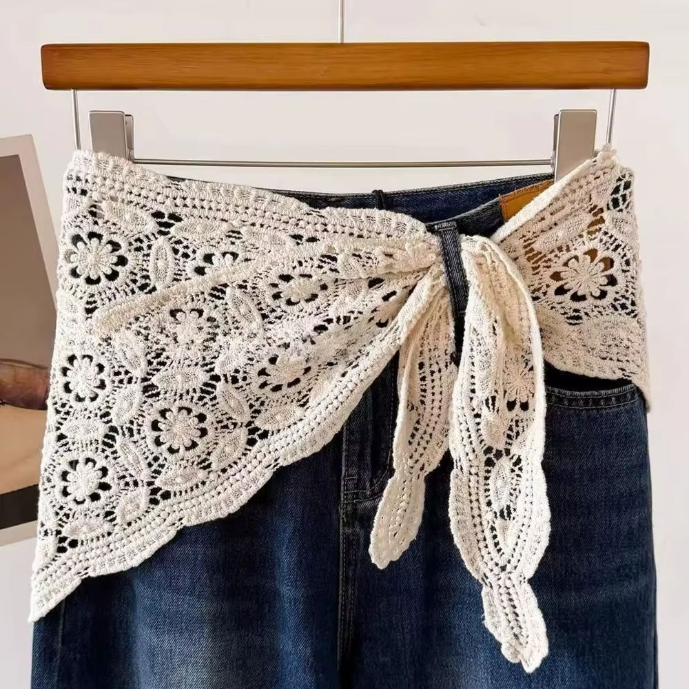 Châle triangulaire ajouré au crochet