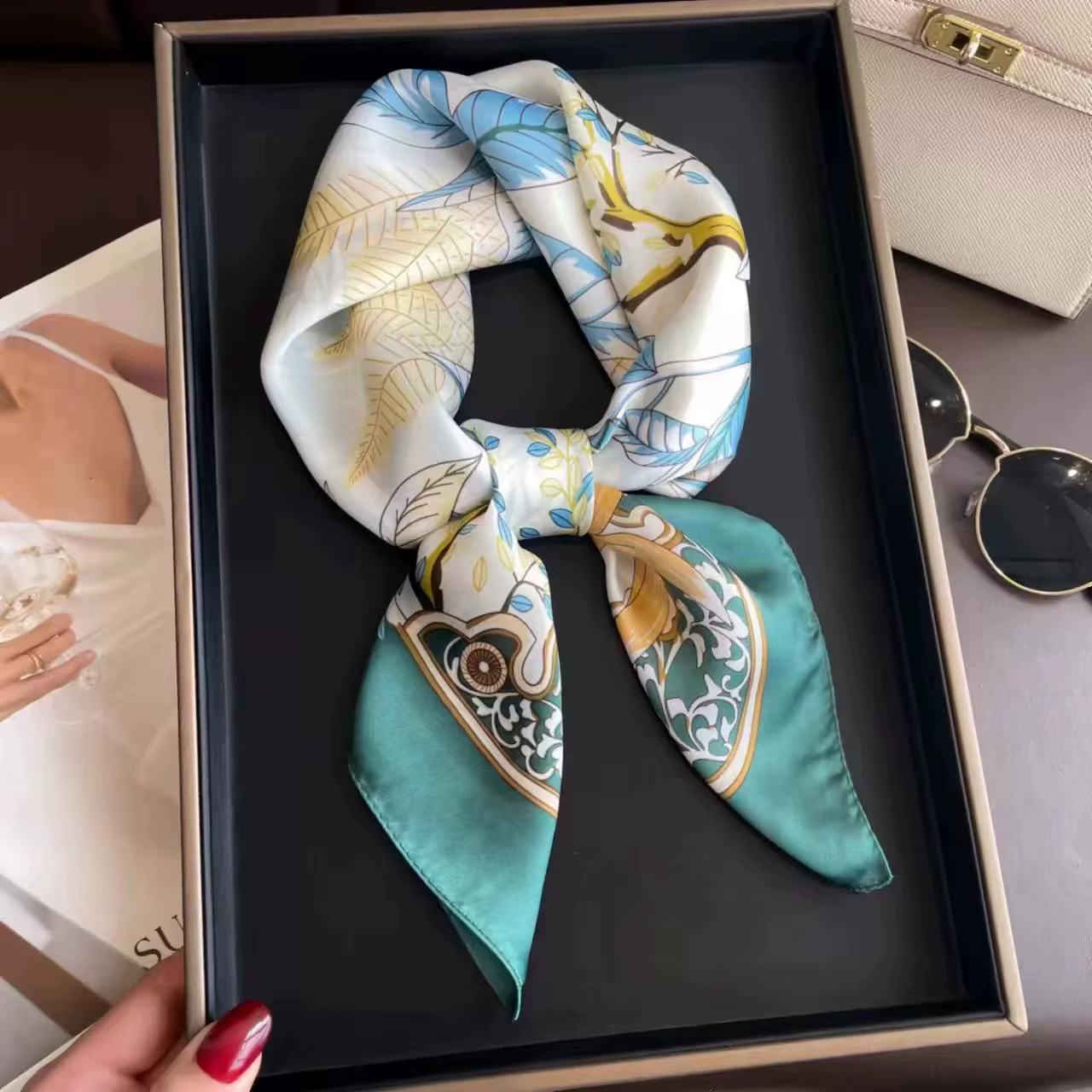 Une écharpe carrée à motif floral en une couleur