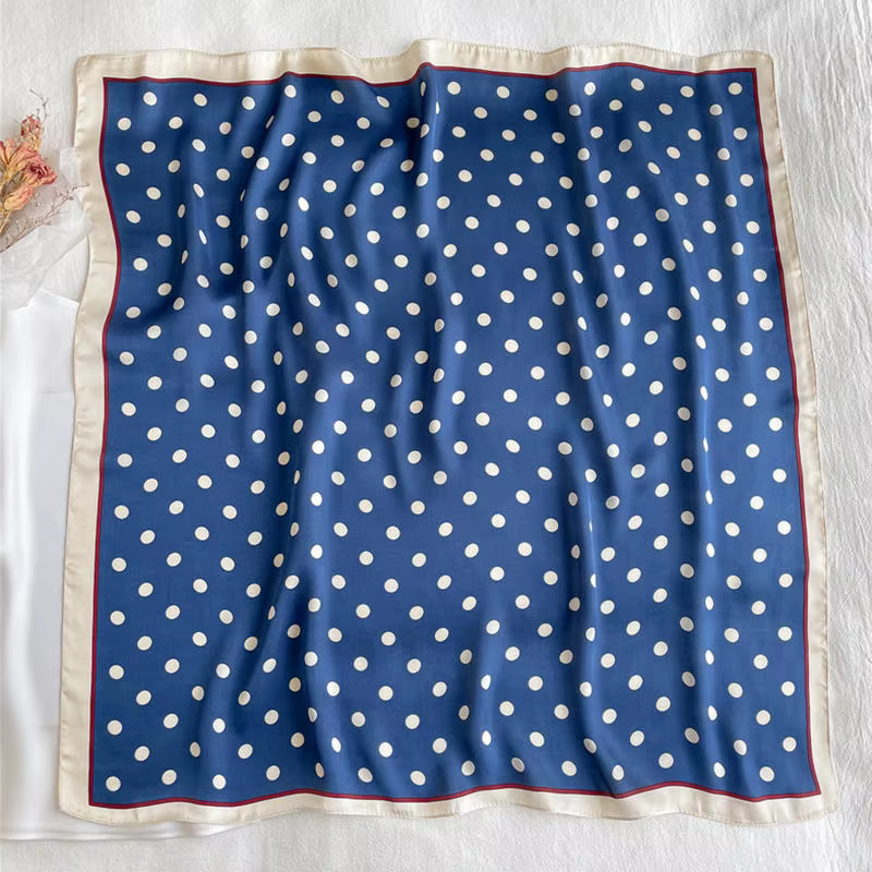Foulard carré pour femme à pois