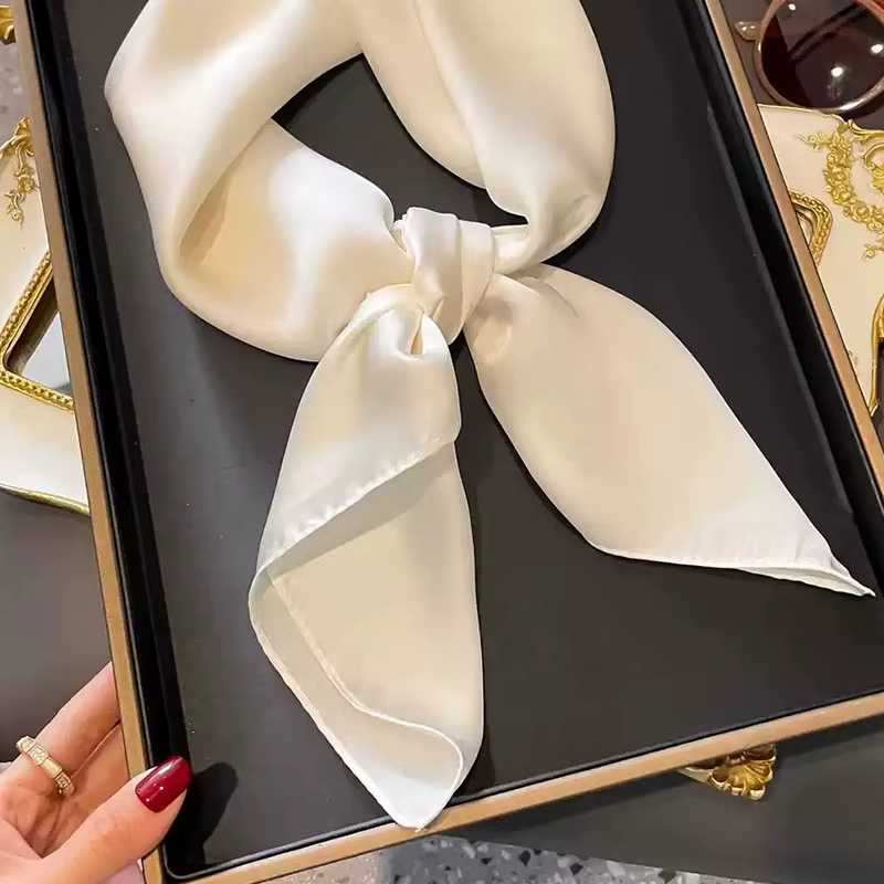 ◮ Écharpe en soie noire et blanche pour femme