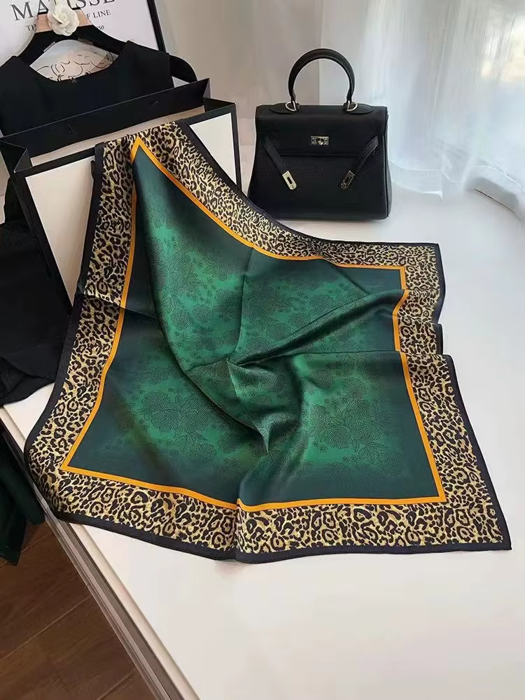 Foulard carré rétro en soie bleu marine