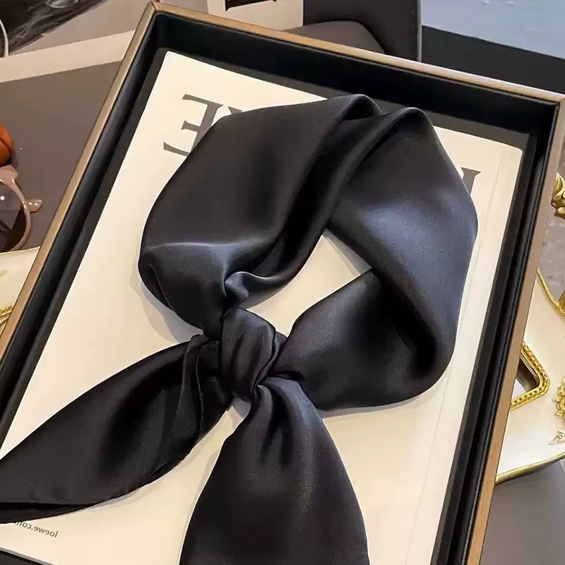 ◮ Écharpe en soie noire et blanche pour femme