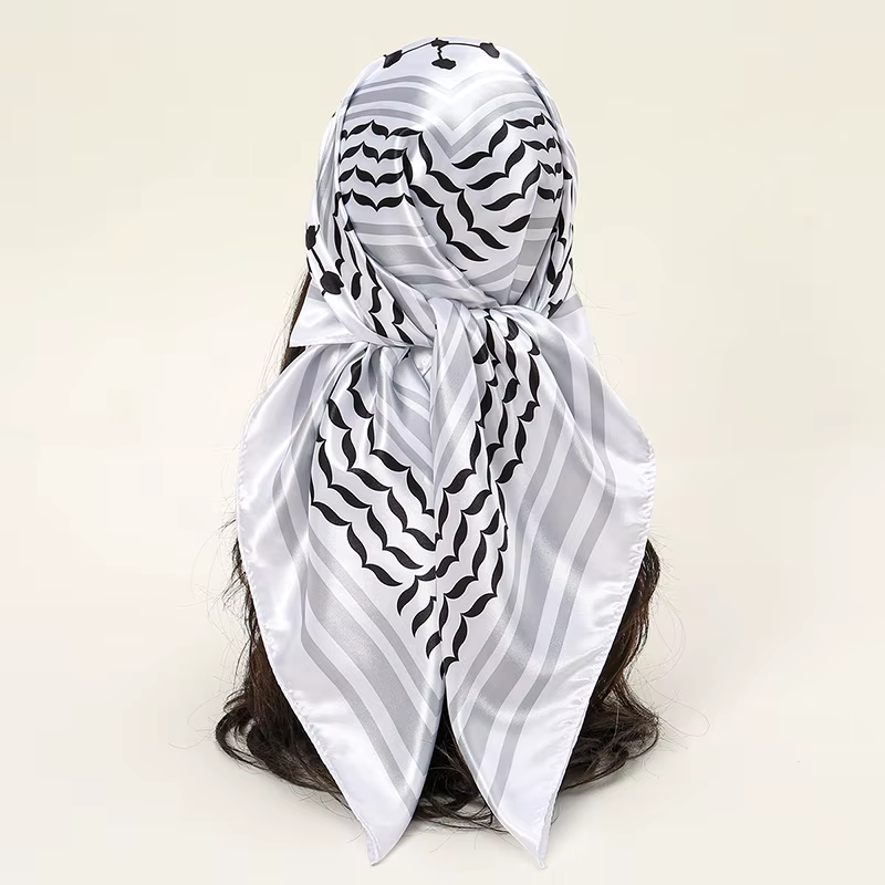 Foulard Carré en Satin Imprimé Arabe pour Femme Musulmane