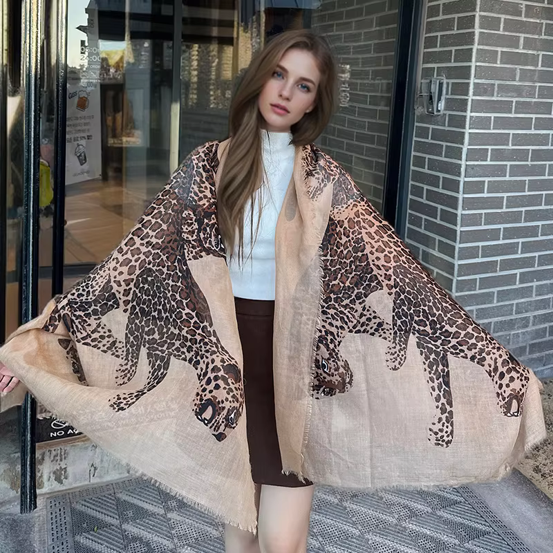Écharpe de luxe à imprimé léopard pour femme