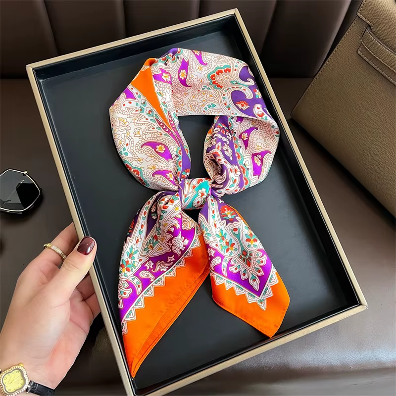 Foulard carré de luxe violet vibrant pour femmes