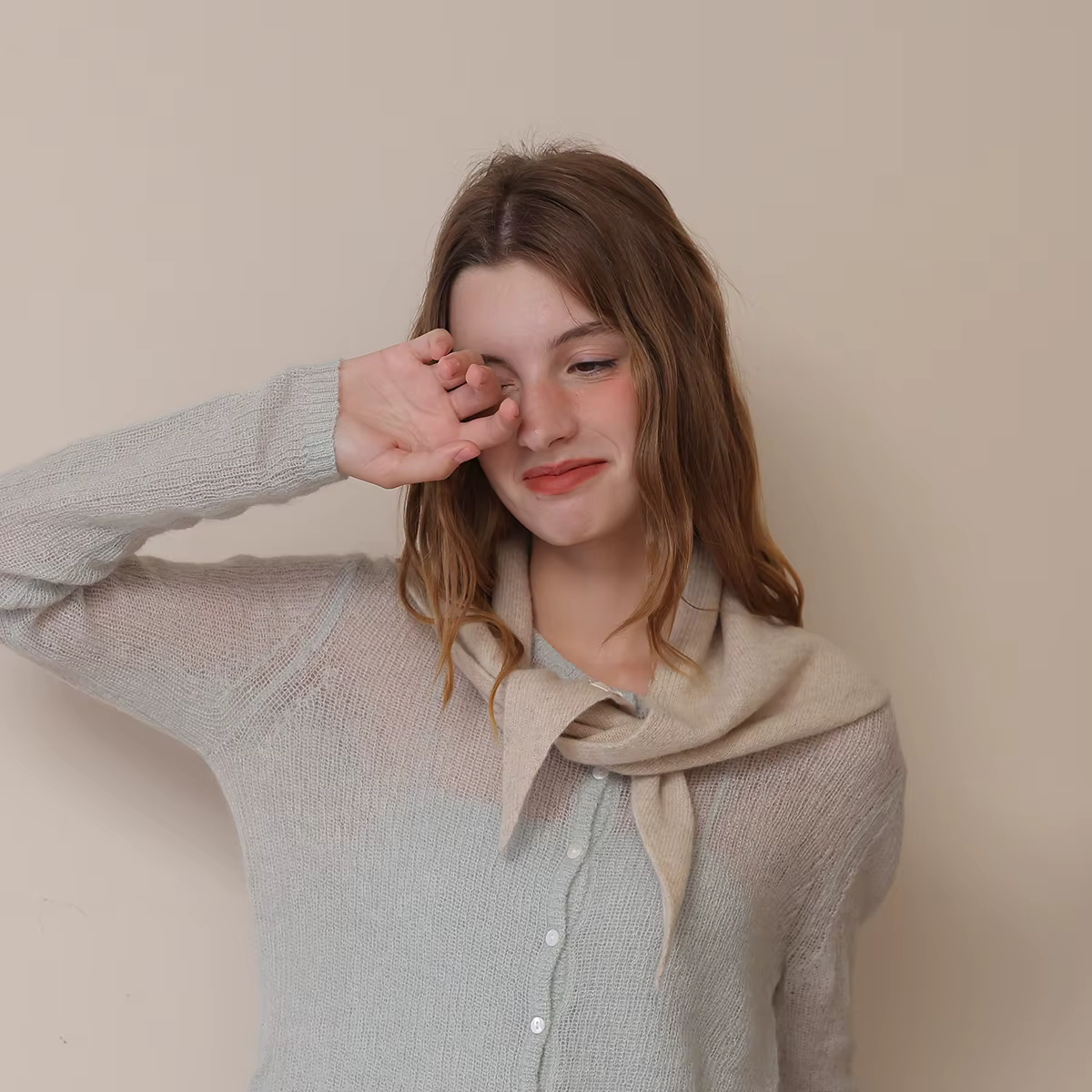 Une écharpe triangulaire tricotée en laine de couleur unie pour femme