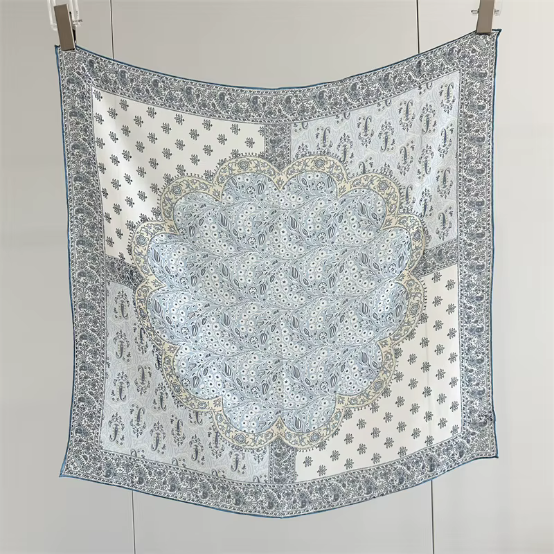 Foulard en soie à bords roulés à la main