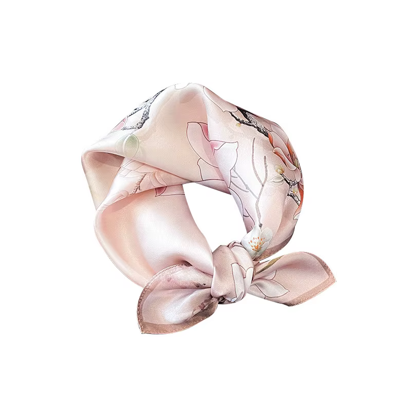 Foulard en soie rose polyvalent