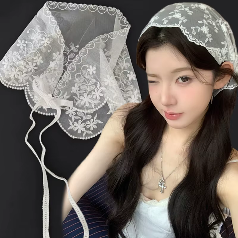Foulard triangulaire en dentelle