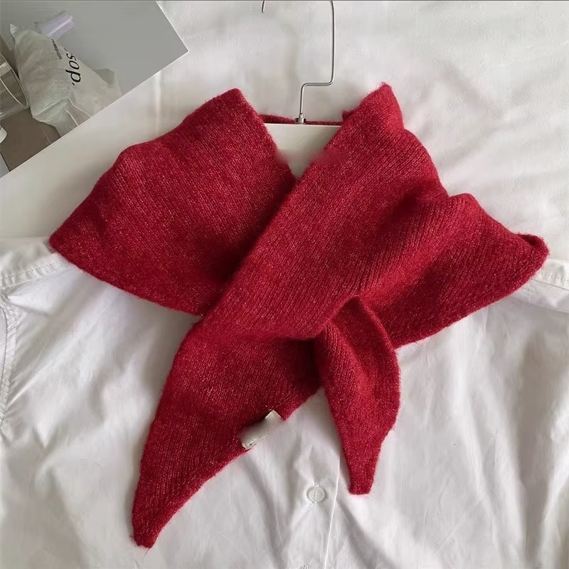 Écharpe Triangulaire Unie Tendance pour Femme – Nouvelle Collection Automne-Hiver 2026 – Petit Châle Tricoté Chaud et Polyvalent à Col Croisé