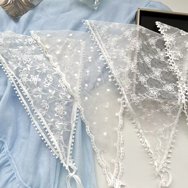Écharpe triangulaire en dentelle