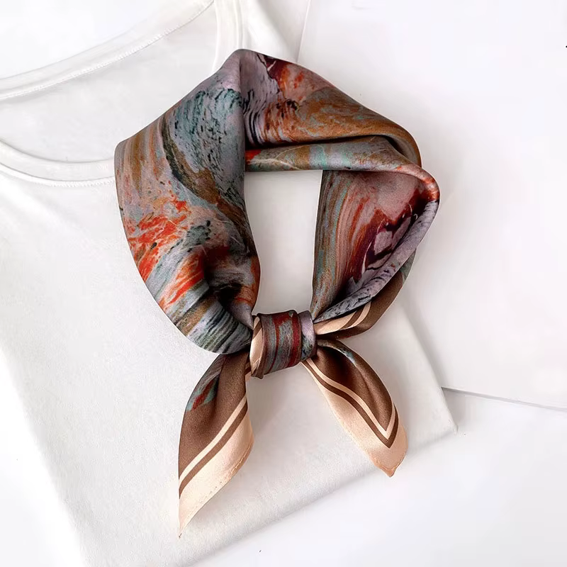 Nouvelle écharpe 100% soie Bandana femmes foulards carrés foulard élégant printemps mode luxe haute qualité bandeau Hijab châles