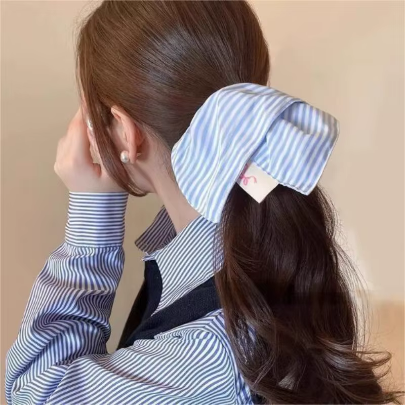 Élégant foulard carré en coton doux rayé bleu et blanc