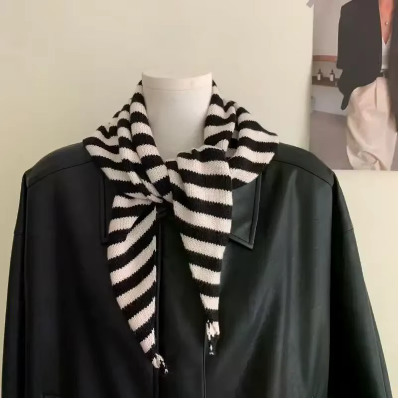 Écharpe triangulaire rayée tricotée confortable pour dames