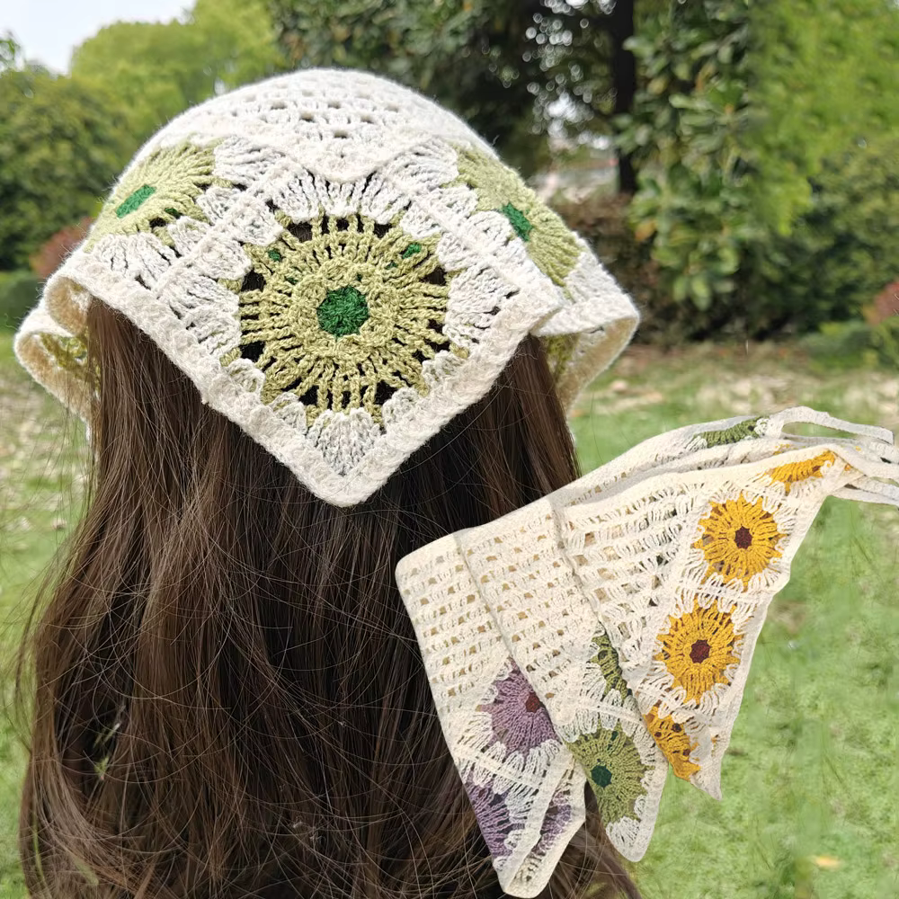 Foulard triangulaire en crochet à fleurs