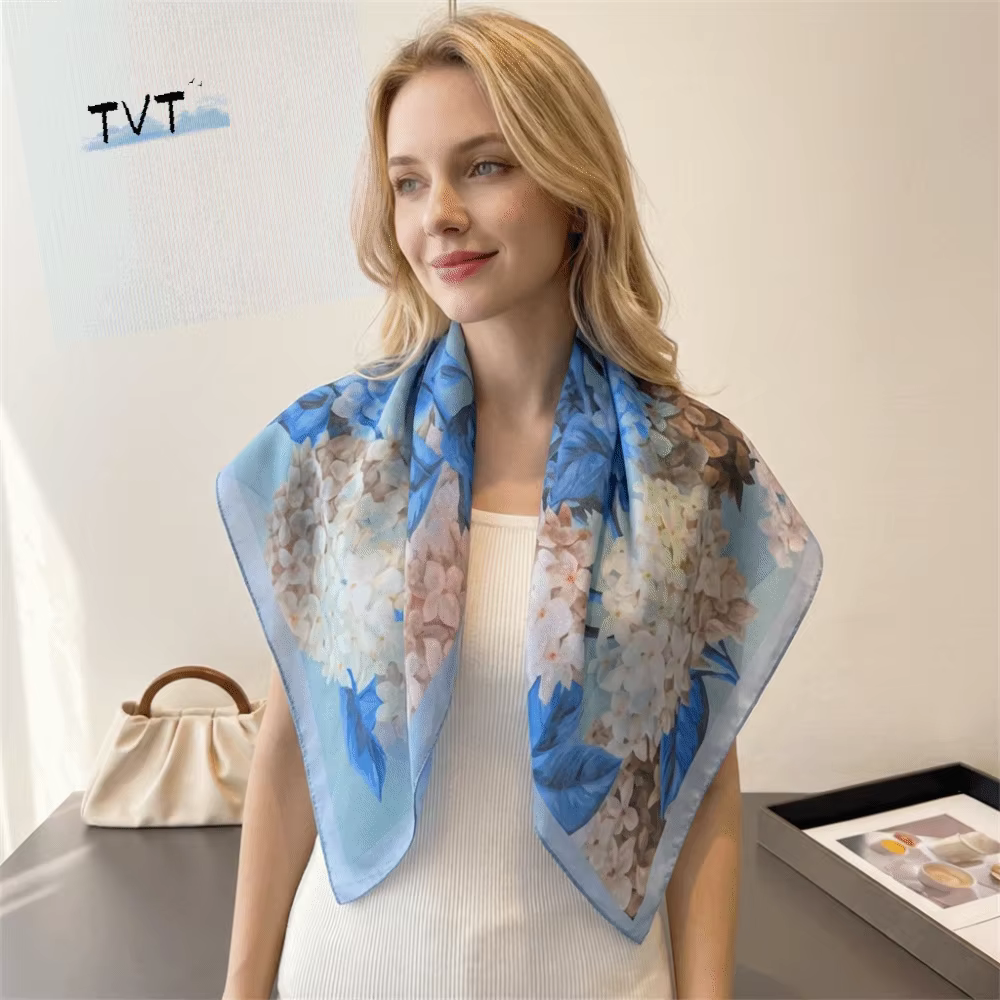 Foulard carré en soie à imprimé floral