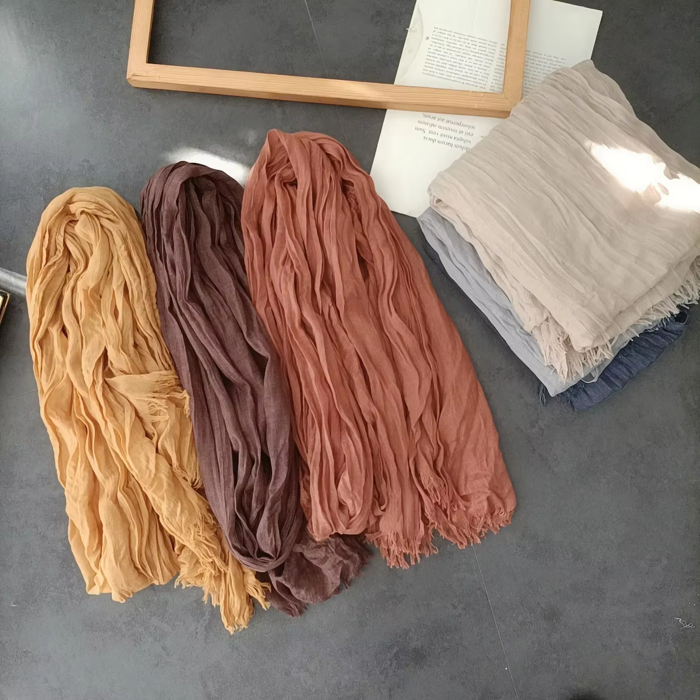 Écharpe pour femme à texture littéraire