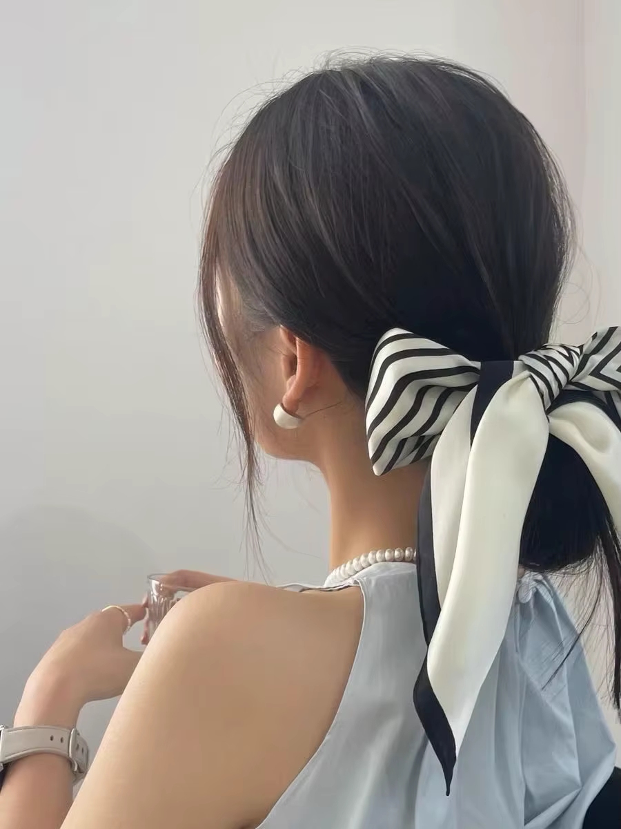 Foulard en soie rayé noir et blanc pour femmes