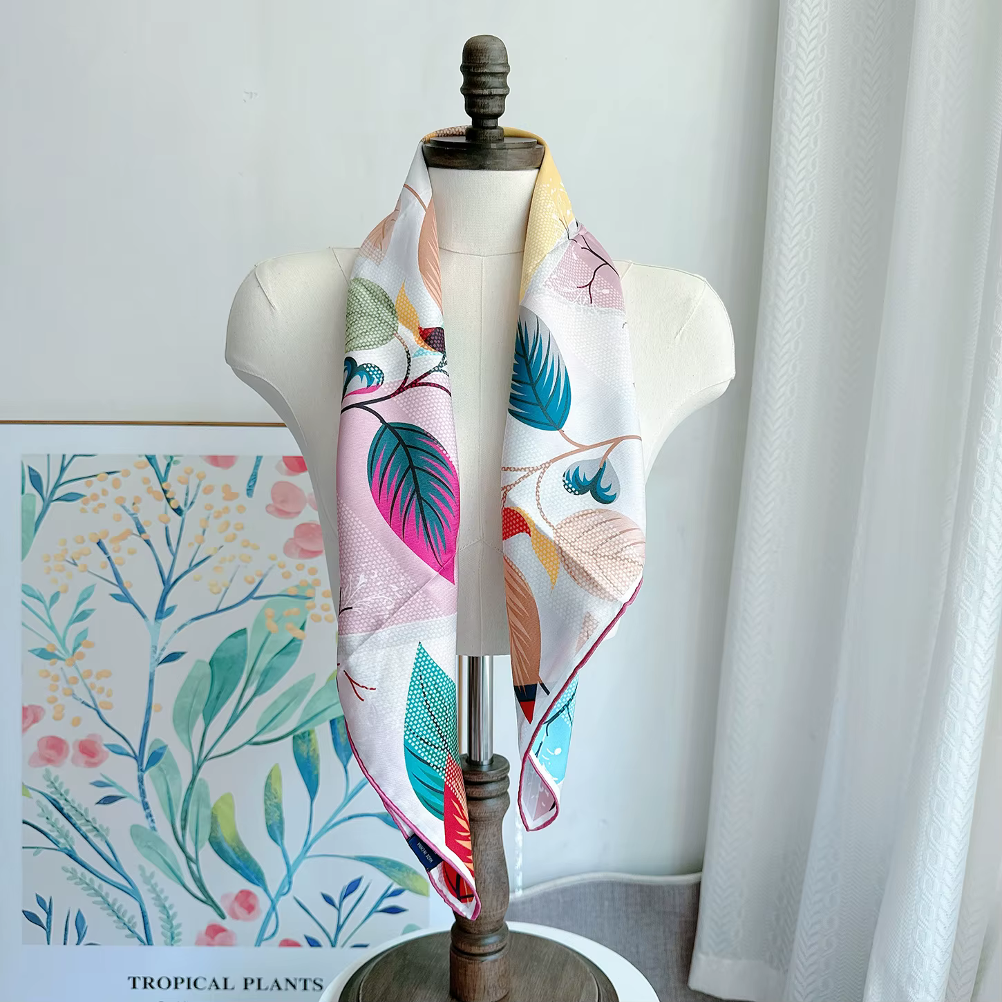 Foulard en soie imprimé végétal coloré