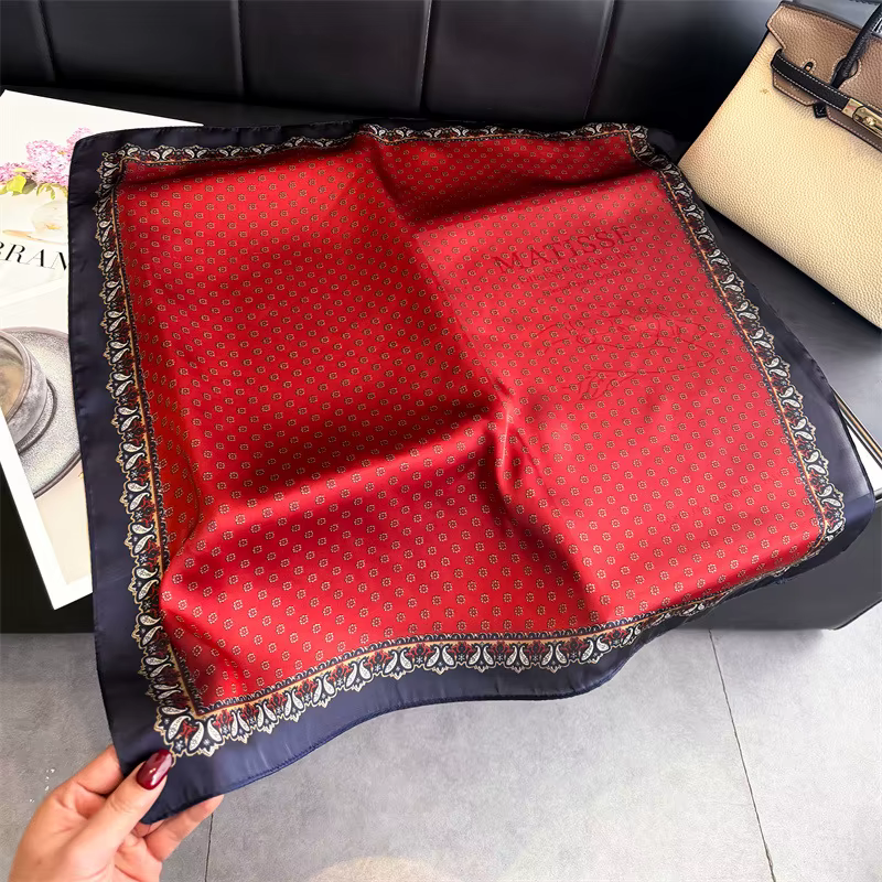 Foulard carré en soie au design rétro pour femme