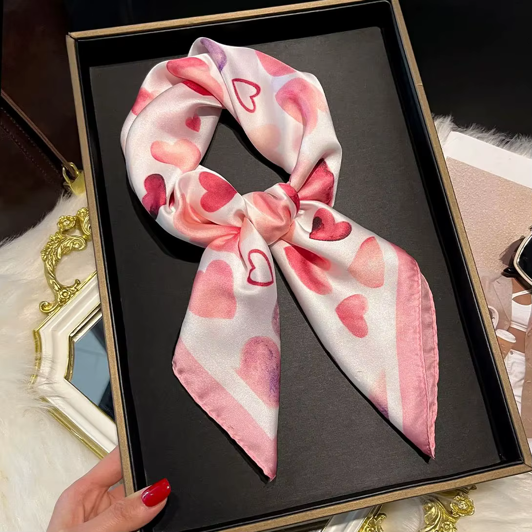 Nouveau amour imprimer 70*70 cm soie Satin cheveux écharpe femmes mouchoir imprimé femme tête carrée Bandana petit cou silencieux Hijab dame