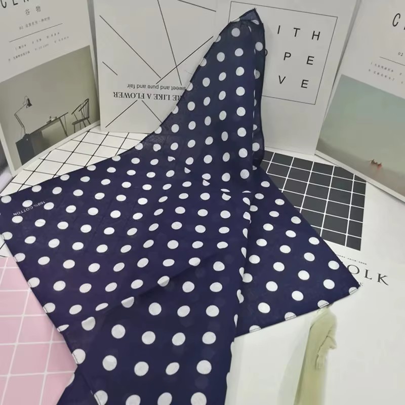 Écharpe carrée en coton à pois pour femmes