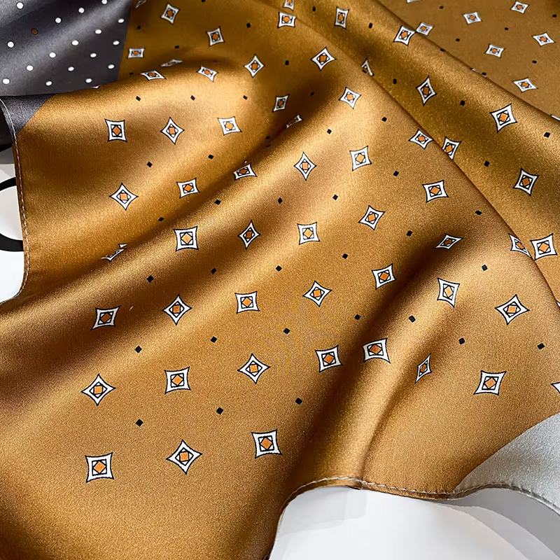 Foulard carré en soie de marque de luxe pour femmes