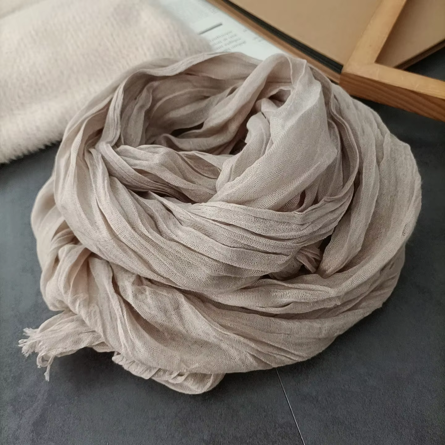 Écharpe pour femme en polyester tricoté avec texture littéraire plissée bord brut multifonctionnelle pour toutes les saisons occasions spéciales