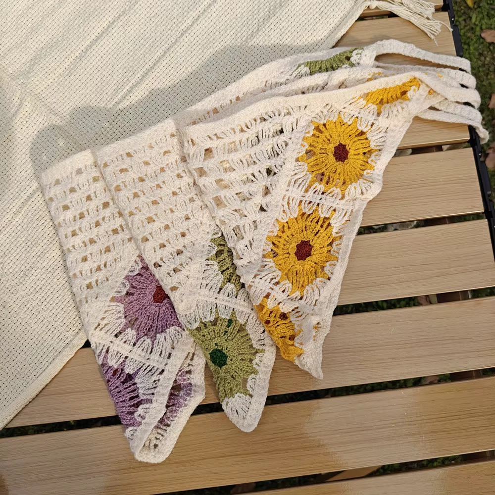 Foulard triangulaire en crochet à fleurs