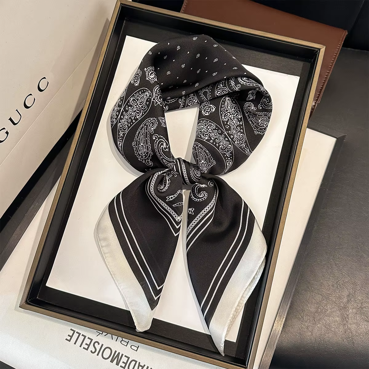 Foulard carré en soie pour femmes