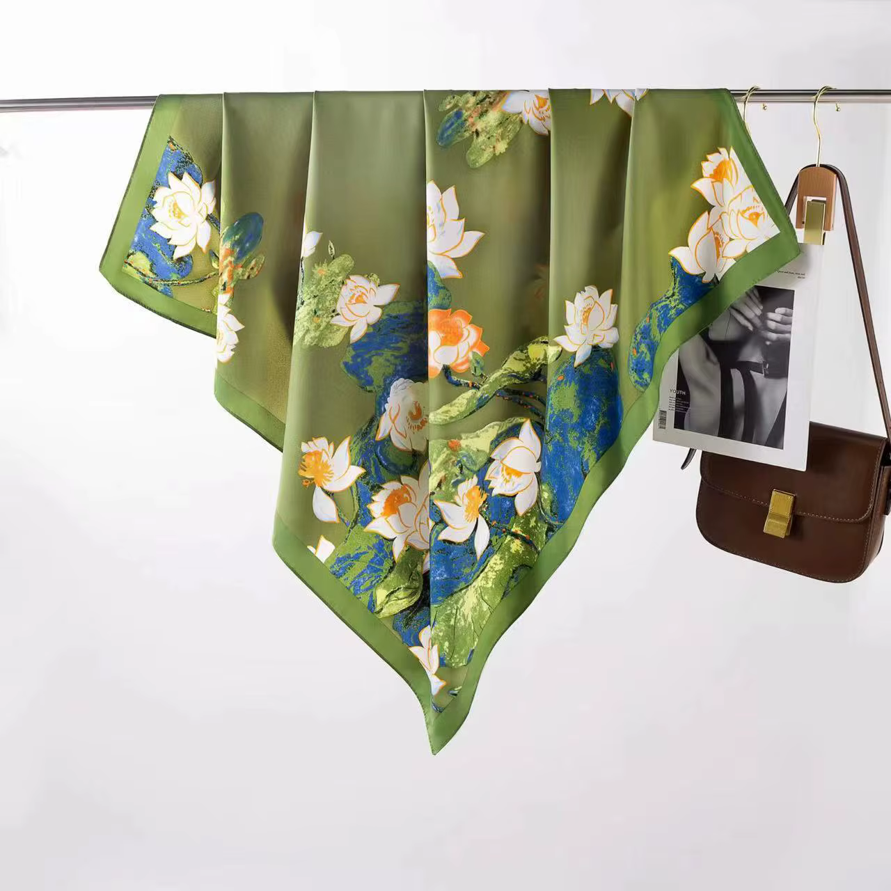 Foulard carré en soie à rayures inclinées