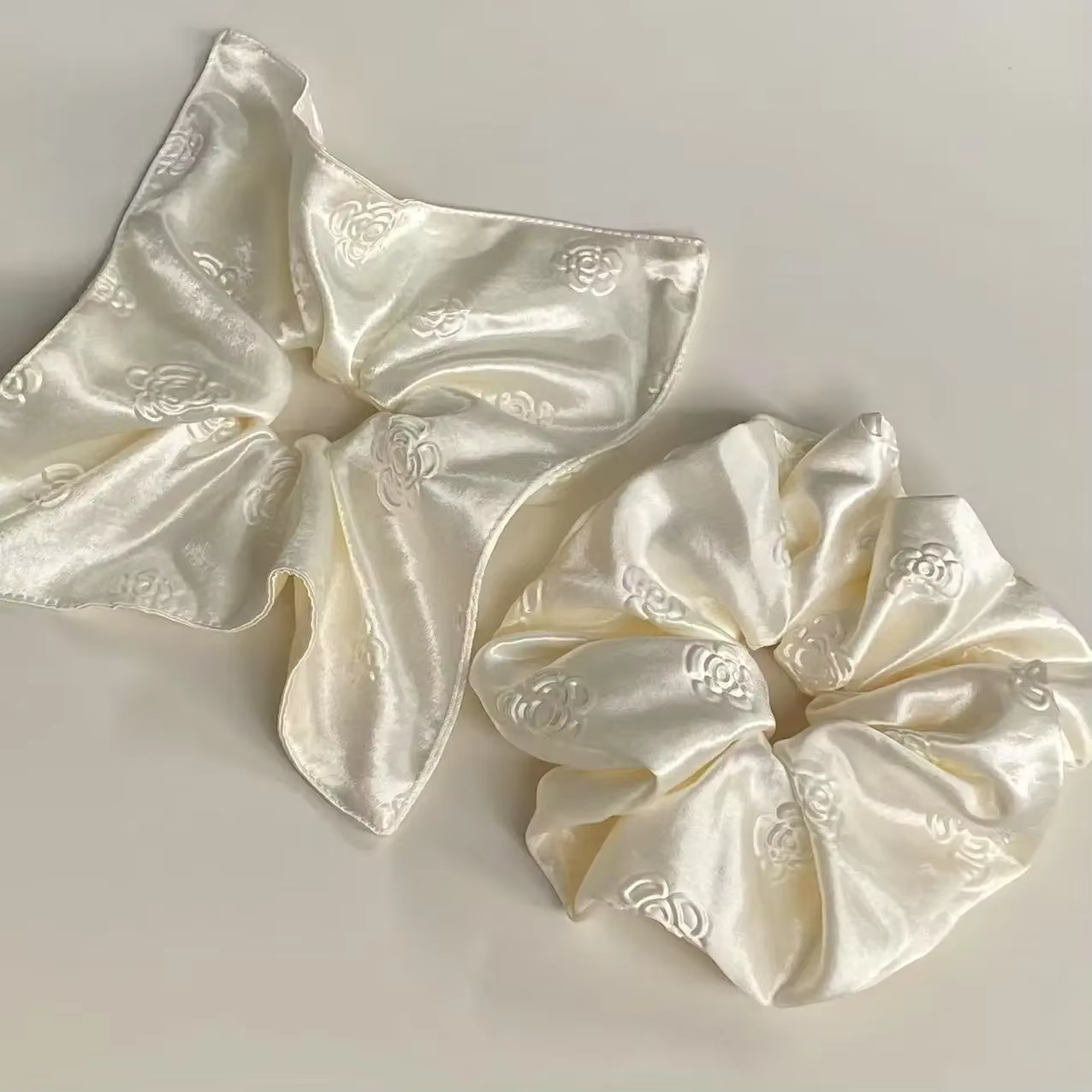 Écharpe carrée en satin blanc crème camélia haut de gamme